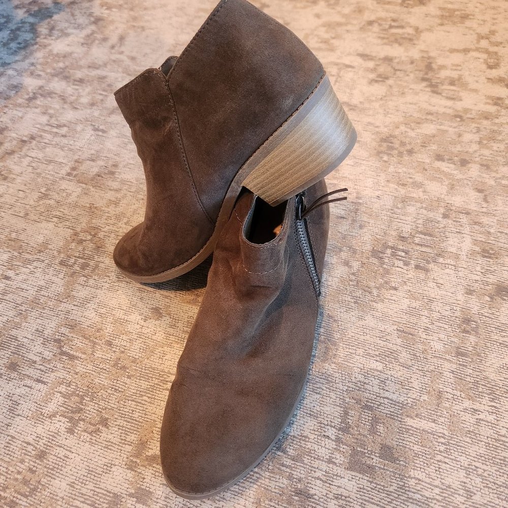 Women’s Zip up the side Ankle Boots size 8.5